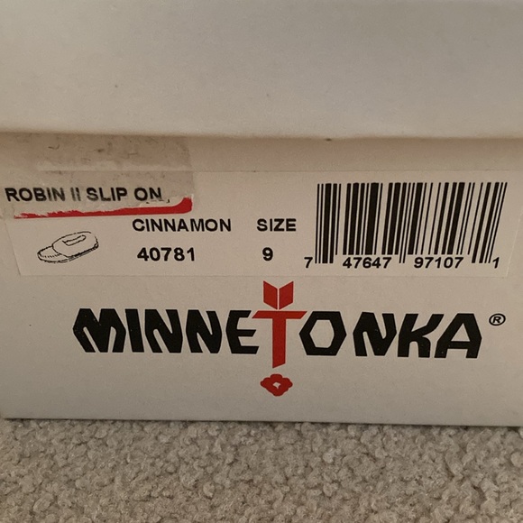 NEW. Minnetonka Slippers Size 9 - Picture 4 of 6